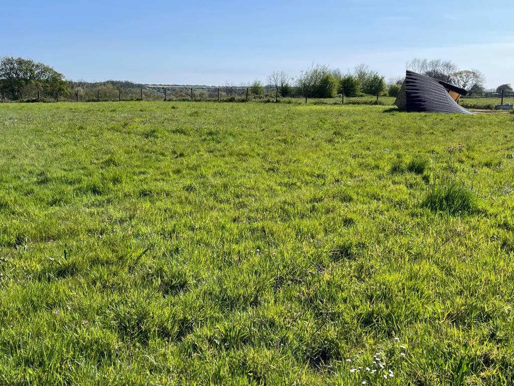 Lot: 120 - APPROXIMATELY 2.4 ACRE PADDOCK - General View of the land with Field Shelter for repair